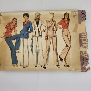 Può includere: Modello di cucito vintage con illustrazioni di donne in abiti anni '70. I modelli includono tailleur pantalone a zampa d'elefante, camicette e giacche. Il modello è stampato su carta invecchiata con segni di usura visibili.