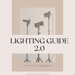Puede incluir: Una guía de iluminación para fotógrafos de productos, con tres luces de estudio en trípodes. La guía se titula "Lighting Guide 2.0" e incluye el nombre de perfil en las redes sociales @jeevaltailorphoto y el sitio web www.jeevaltailor.com.