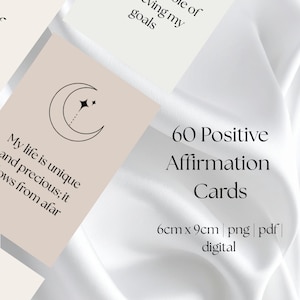 Op de afbeelding: Een stapel affirmatiekaarten met inspirerende citaten en minimalistische illustraties. De kaarten zijn beige met zwarte tekst en afbeeldingen. De tekst op de kaarten bevat "Ik ben in staat mijn doelen te bereiken" en "Mijn leven is uniek en kostbaar". De kaarten zijn 6 cm x 9 cm groot.