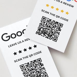 Może przedstawiać: Dwie białe karty z logo Google i tekstem "ZOSTAW NAM RECENZJĘ". Każda karta ma kod QR i oceny w postaci gwiazdek. Widoczny jest również tekst "ZESKANUJ KOD QR".