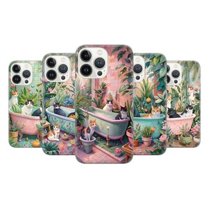 Peut inclure: Ensemble de quatre coques pour iPhone avec une illustration fantaisiste de chats dans une salle de bain. Chaque coque a une baignoire de couleur différente et présente une variété de chats dans différentes poses. Les coques sont décorées de plantes et de fleurs vertes luxuriantes.