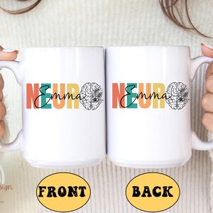 Op de afbeelding: Witte keramische mok met een kleurrijk "NEURO" ontwerp en een hersengrafiek. De tekst "Emma" is opgenomen in het ontwerp. De mok is geschikt voor de magnetron en vaatwasser.