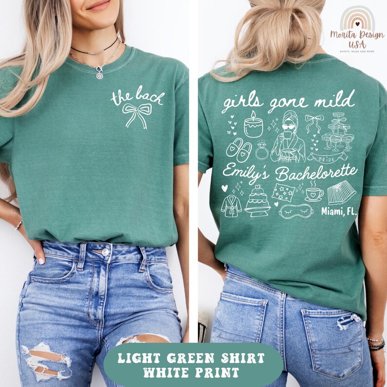 Puede incluir: Una camiseta verde con gr&aacute;ficos serigrafiados en blanco. El frente muestra un peque&ntilde;o lazo y el texto 'the bach'. La espalda presenta ilustraciones de vela, zapatillas, anillo, bata, pastel y caf&eacute;, con el texto 'girls gone mild Emily's Bachelorette Miami, FL'.