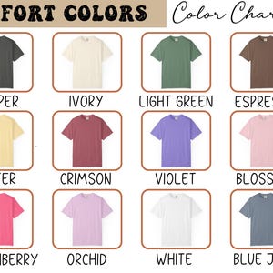 Puede incluir: Una carta de colores Comfort Colors que muestra doce camisetas de manga corta en varios tonos: pepper, ivory, light green, espresso, butter, crimson, violet, blossom, crunchberry, orchid, white y blue jean, cada una con su nombre.