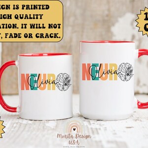 Op de afbeelding: Twee witte keramische mokken met rode randen. De mokken hebben een kleurrijke afbeelding van een brein met het woord "Neuro" en de naam "Olivia" erop gedrukt. De mokken zijn verkrijgbaar in de maten 11 oz en 15 oz.