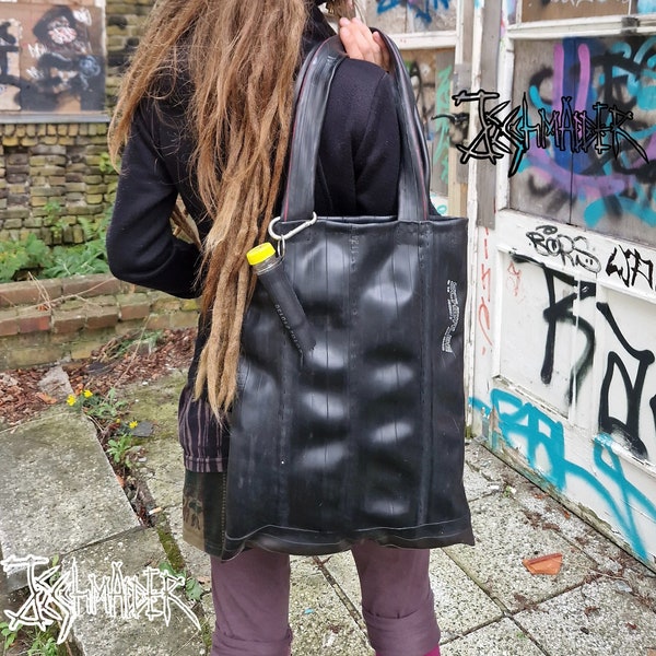 große Umhängetasche mit Aschenbecher;  Fahrradschlauch upcycling Punk Tasche alternativ