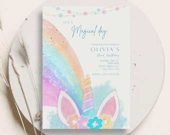 Może przedstawiać: Pastelowy tęcza z brokatem i głowa jednorożca z różowymi uszami i tęczową trąbą. Tekst głosi "It's a Magical Day" i "Olivia's 1st Birthday" z informacjami o imprezie poniżej.
