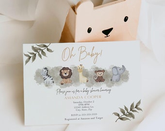 Könnte beinhalten: Eine weiße Babyparty-Einladung mit grünem Blatt-Rand. Die Einladung zeigt eine Aquarell-Illustration eines Zebras, eines Löwen, einer Giraffe, eines Affen und eines Elefanten. Der Text lautet "Oh Baby!" und enthält den Namen Amanda Cooper, Datum und Uhrzeit der Party, die Adresse und RSVP-Informationen. Die Einladung gibt auch an, dass das Paar bei Amazon und Target registriert ist.