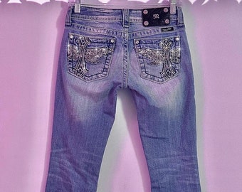 Vermisst du mich? ⋆Engelsflügel in heller mittlerer Waschung aus den 2000er Jahren ~ tief sitzende Bootcut-Jeans mit Kreuzverzierung. Vintage-Grunge-Stück im Mcbling-Stil