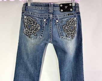 Miss Me 2000er-Jeans mit Rosenverzierung in mittlerer Waschung. Atemberaubendes, niedrig sitzendes Stück im Grunge-Stil mit Bootcut-Passform.
