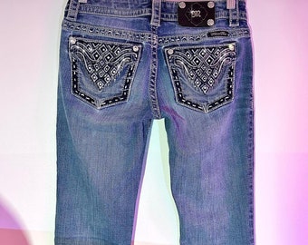 vermisst mich? ⋆mittelblaue Wäsche 2000er Jahre Grunge-Stil, niedrige Taille, verziert + bestickte Jeans. Handschmeichelndes Vintagestück mit Bootcut-Passform