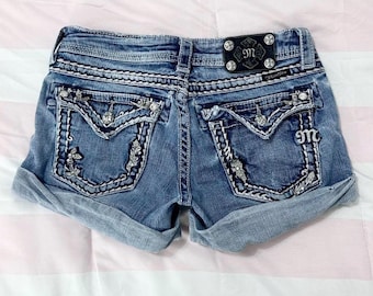 ¿Me extrañaste? Shorts de lavado medio, tiro bajo y adornados. Estilo grunge ~ gyaru (ligeramente desgastados en la parte inferior).