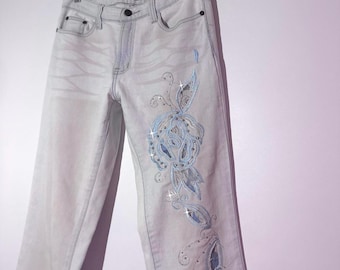 Jeans Kenko de los años 2000, lavado claro, bordados y con detalles de corte bota. Glamour impecable ~ pieza con código Bratz de McBling