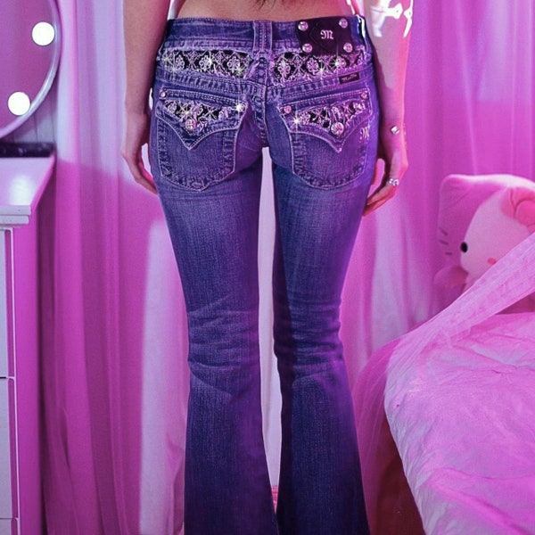 vermisst mich? ⋆ Hell-Medium-Wäsche 2000er Bootcut-Jeans mit niedriger Taille und Spitze. sehr vintage mit grungy look. lass sie dir beim Laufen zusehen