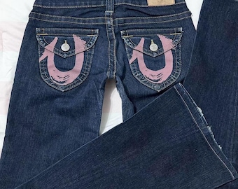 Jeans True Religion de los 2000, color rosa con estampado gráfico, tiro bajo, lavado oscuro y corte bota. Estilo gyaru impecable ~ prenda grunge