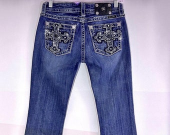 vermisst mich? Medium Wash 2000's Cross verzierte Bootcut-Jeans mit niedriger Taille. Wunderschönes Vintage Grunge ~ Einzelstück. Beschreibung lesen