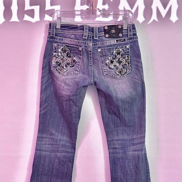 Vermisst du mich? Niedrig geschnittene Bootcut-Jeans im Stil der 2000er mit Kreuzverzierung in heller Waschung. Makelloses Stück im Vintage-Grunge-Mcbling-Stil mit Spitzendetails