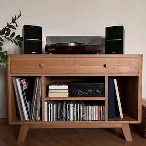 Plattenschrank aus massivem Eichenholz – Handgefertigte LP-Aufbewahrung – Mid-Century Modern Media-Konsole – Holzmöbel nach Kundenwunsch
