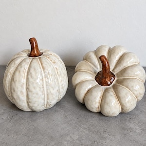 Conjunto de 2 enfeites de abóbora de cerâmica para decoração de outono, Halloween e inverno. Estilo rústico campestre nórdico. Acessórios decorativos escandinavos Hygge.