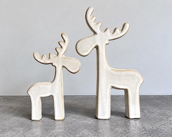 Rendekor i keramik | Hjortprydnad i porslin | Neutral renfigur i skandinavisk jul | Rustik juldekoration | Minimalistiskt hem