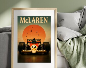 Op de afbeelding: Een ingelijste poster van een McLaren-raceauto. De poster toont een vintage Formule 1-auto met nummer 12, tegen een zonsondergang. Het woord "McLaren" staat bovenaan. De auto heeft Shell-branding.