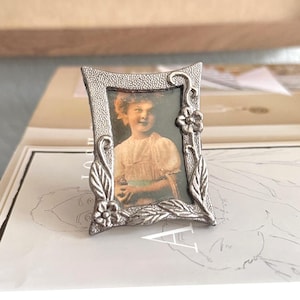 Vintage Floral Silver Toned Oval Mini Photo Frame