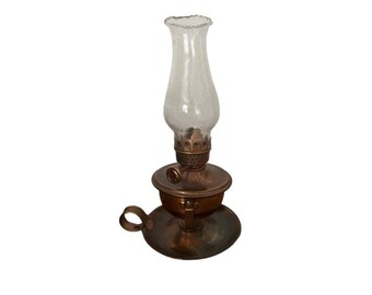 Vintage koperen of messing olielamp met vingergreepkamer