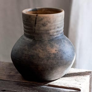 Vasija de barro oaxaqueña hecha a mano