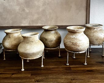 Pequeña vasija de barro vintage con soporte