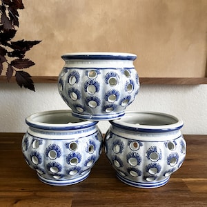 Vintage blått och vitt nätformat porslinskärl