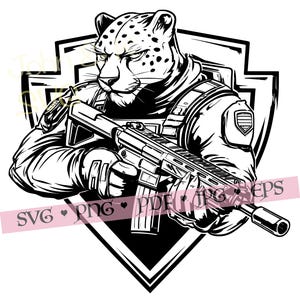 以下が含まれることがあります： 黒と白のイラストで、戦術的な装備を身につけ、ライフルを持っているチーター。チーターはシールド型の背景に配置されています。画像には「SVG • PNG • PDF • JPG • EPS」の文字が含まれています。