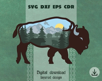 Puede incluir: Un diseño de descarga digital que presenta una silueta en capas de un bisonte con un paisaje de montaña en su interior. El bisonte es marrón y las montañas son azules y verdes. El diseño incluye una puesta de sol y árboles.