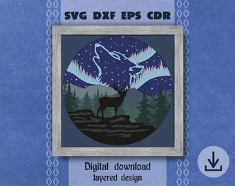 Op de afbeelding: Een digitaal downloadontwerp met een silhouet van een wolf die huilt naar de maan met een hert op de voorgrond. De achtergrond is een donkerblauwe lucht met sterren en een groen bos. Het ontwerp is perfect voor het maken van gelaagde papierkunst.