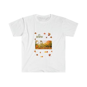 Peut inclure: T-shirt blanc avec un motif d'automne. Le motif représente un chemin forestier avec des feuilles mortes et le texte "It's Autumn".