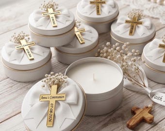 Bomboniere personalizzate con candele per la Prima Comunione, ciondolo a croce dorata per il Battesimo, in latta di cera di soia.