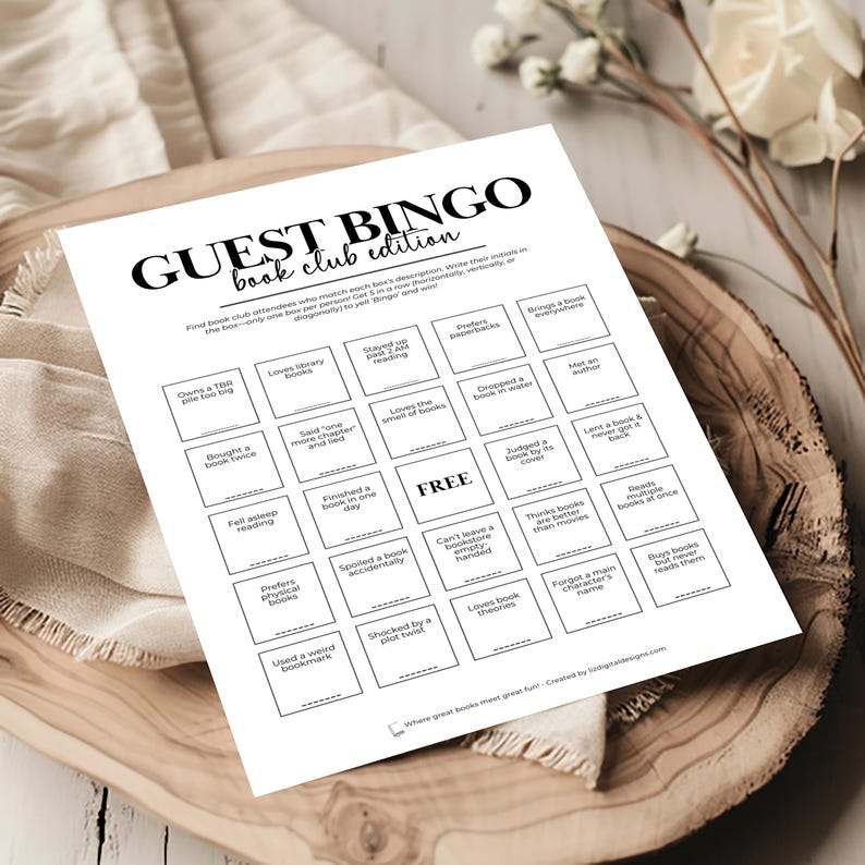 K&ouml;nnte beinhalten: Eine schwarz-wei&szlig;e druckbare Bingokarte mit dem Titel "Guest Bingo: Book Club Edition". Die Karte hat 25 Felder mit verschiedenen buchbezogenen Aktivit&auml;ten, wie z. B. "Besitzt einen zu gro&szlig;en TBR-Stapel", "Liebt Bibliotheksverk&auml;ufe", "Hat "noch ein Kapitel" gesagt und gelogen", "Hat ein Buch an einem Tag beendet", "Ist beim Lesen eingeschlafen", "Bevorzugt physische B&uuml;cher", "Hat ein seltsames Lesezeichen verwendet", "Hat ein Buch versehentlich ruiniert", "War von einer &uuml;berraschenden Wendung geschockt", "Liebt Theorien &uuml;ber B&uuml;cher", "Hat ein Buch nach dem Einband beurteilt", "Kann ein Buch nicht unvollendet lassen", "Denkt, dass B&uuml;cher besser sind als Filme", "Hat den Namen einer Hauptfigur vergessen", "Kauft B&uuml;cher, liest sie aber nie", "Liest mehrere B&uuml;cher gleichzeitig", "Hat ein Buch ins Wasser fallen lassen", "Hat einen Autor getroffen", "Bringt &uuml;berall ein Buch mit", "Liebt den Geruch von B&uuml;chern", "Ist nach 2 Uhr morgens wach geblieben und hat gelesen", "Liest Taschenb&uuml;cher".