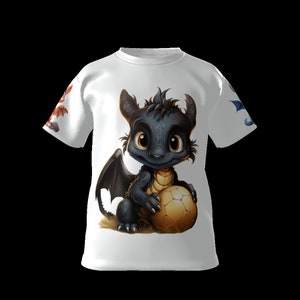 Op de afbeelding: Wit T-shirt met een zwarte draak die een voetbal vasthoudt. De draak heeft blauwe ogen en een zwarte vleugel. De draak bevindt zich op een witte achtergrond.