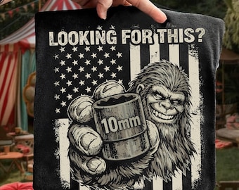Letar du efter denna png, rolig Bigfoot 10 mm hylsmekaniker T-shirtgrafik, digital nedladdning