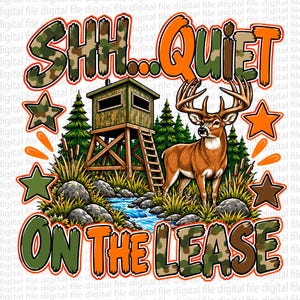Pode incluir: Um design gráfico com um veado perto de uma torre de caça de madeira, um riacho e pinheiros. O texto diz SHH...QUIET ON THE LEASE em letras laranja e camufladas. O design inclui estrelas decorativas nas cores laranja, verde e castanho.