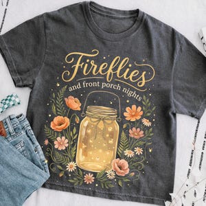 Op de afbeelding: Een witte keramische mok met een zwart handvat en de tekst "But First, Coffee" in een zwarte, vette letter. De mok staat op een houten oppervlak. De mok is 10 cm hoog.