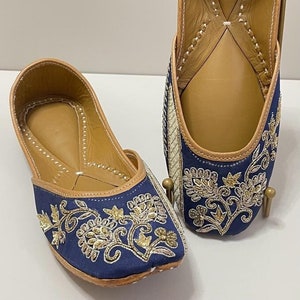 Midnight Gold Embroidered Jutti