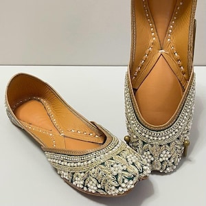 Bottle Green Embroidered jutti