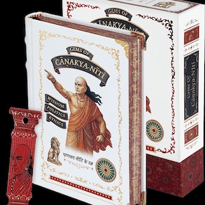 Op de afbeelding: Een boek- en boxset getiteld "Gems of Canakya-Niti". Het boek bevat een portret van een man met de tekst "Wisdom, Politics, Ethics". Een rode bladwijzer met een portret is ook inbegrepen.