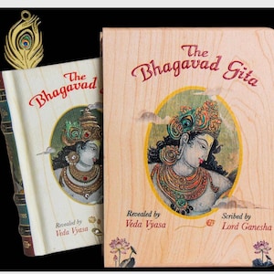 Può includere: Due copie di "The Bhagavad Gita" con un segnalibro decorativo. Le copertine dei libri presentano un'illustrazione di una divinità all'interno di un cerchio giallo. Il testo "The Bhagavad Gita" è in corsivo rosso. Il segnalibro è dorato con un disegno di piuma di pavone.