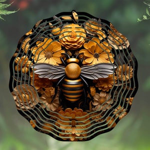 Puede incluir: Una abeja negra y dorada con las alas extendidas, rodeada de un diseño circular de flores amarillas estilizadas en capas. El fondo es un verde borroso.