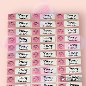 Könnte beinhalten: Ein Bogen mit 36 personalisierten Bügeletiketten in Rosa und Weiß mit dem Namen "Penny Goodwin" und einer einfachen Zeichnung eines Mädchens.