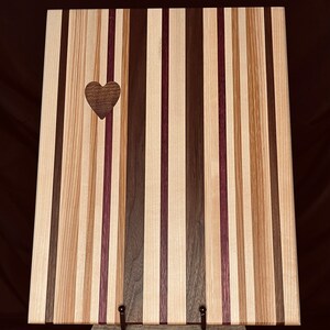 Tabla de cortar con incrustaciones de corazón de nogal / Tabla de embutidos / Cocina