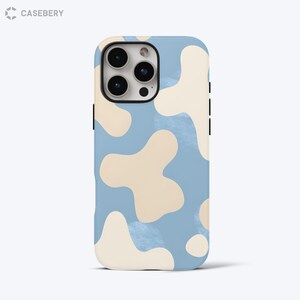 Op de afbeelding: Lichtblau telefoonhoesje met een crèmekleurig abstract patroon. De hoes heeft een zwarte rand en een uitsparing voor de camera. De merknaam "CASEBERY" staat linksboven.