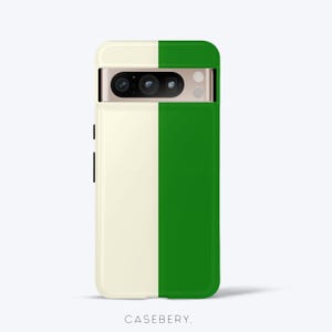 Op de afbeelding: Een telefoonhoesje met een verticaal gesplitst ontwerp. De ene helft is crèmekleurig en de andere is heldergroen. De hoes heeft een camera-uitsparing en de merknaam "CASEBERY" staat onderaan.