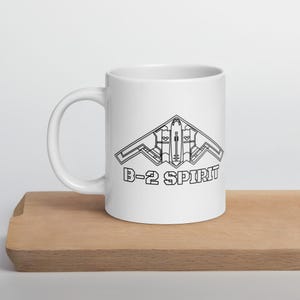 B-2 Spirit Stealth Bomber Mug – Minimalist Line Art Military Aircraft Coffee Cup – Gift for Aviation Enthusiasts & Veterans